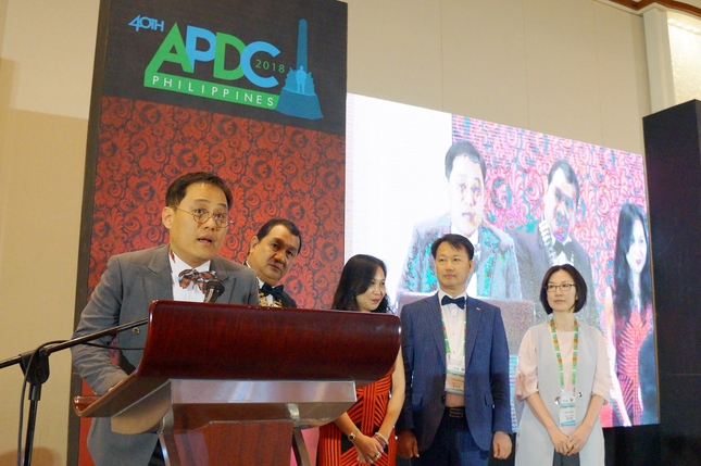 íêµì´ ë´ë
ìíì¹ê³¼ìì¬ì°ë§¹ ì´í를 ìì¸ìì ê°ìµíë¤. ì§ë 9ì¼ í리í ë§ëë¼ìì ì´ë¦° APDC GALA Nightìì APDFë ë´ë
íêµ ì´íì ì ì¹ë¥¼ ê³µì ì ì¸íê³ íë ¥ì ë¤ì§íë¤. ê¹íì¢
êµì ì´ì¬ê° ì¹íì ëíí´ ê°ì¬ì¸ì¬ë¥¼ ì íê³ ìë¤.